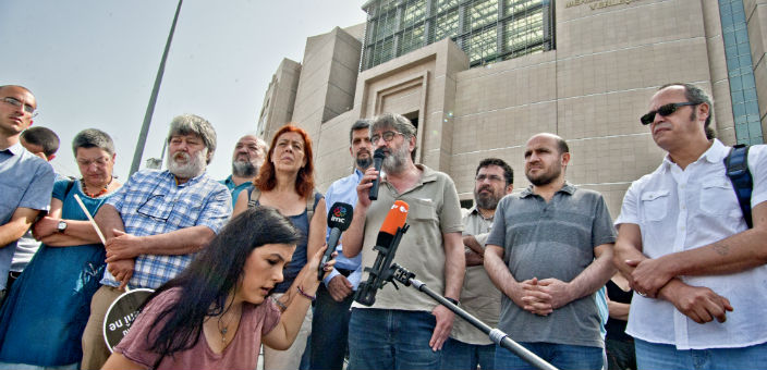Üç nöbetçi yayın yönetmeninin tutuklanmasına tepkiler artıyor